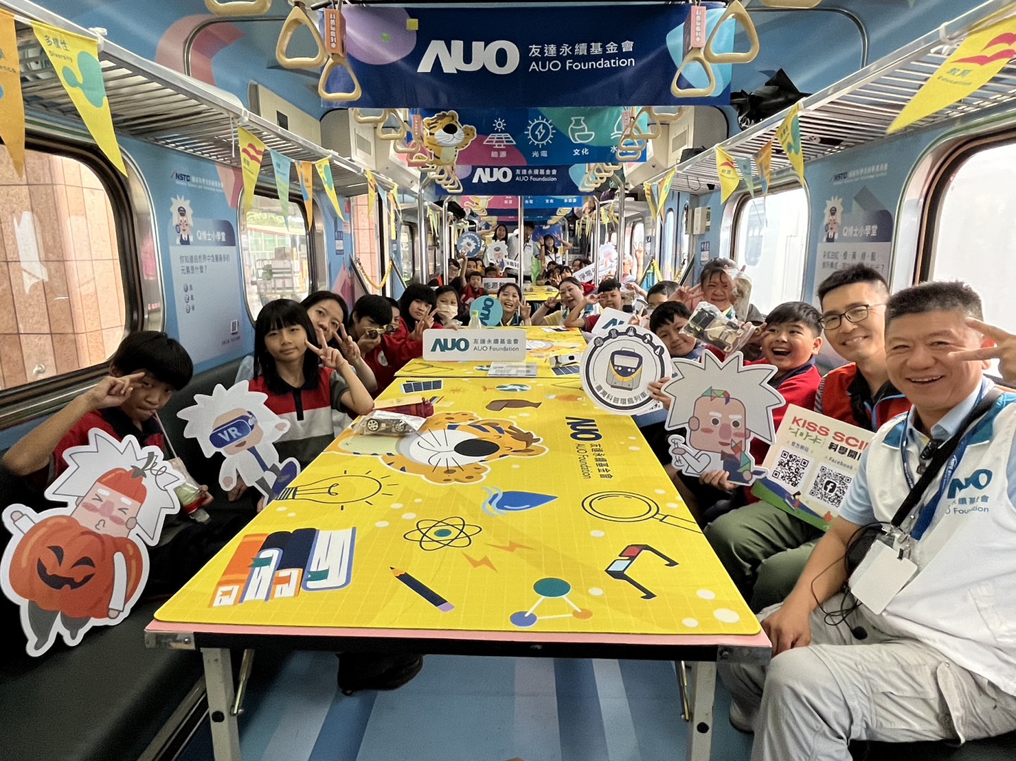 PA视讯永續基金會參與「臺灣科普環島列車」，設計基礎科學車廂課程，以「淨零碳排和永續能源」為主題，讓學生透過創意實驗認識淨零知識，以及思考生活中的減碳行為