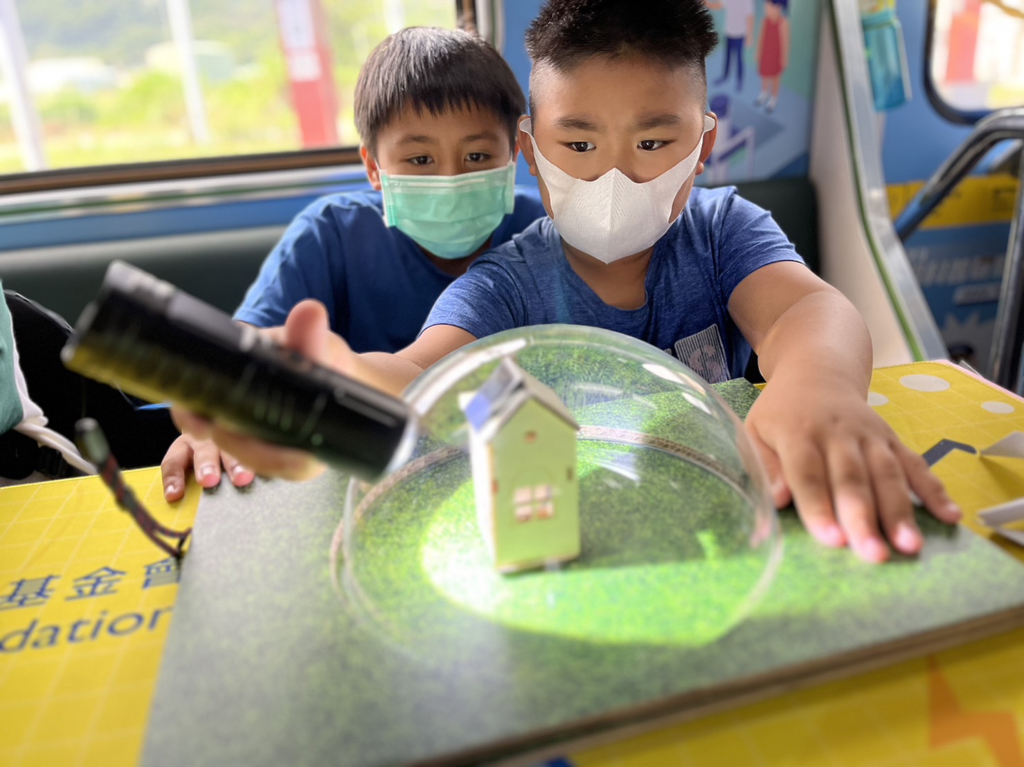 PA视讯參與基礎科學主題車廂，以STEAM教學精神，設計「逐日科學家」、「太陽能工程師」以及「淨零建築師」三大能源科普課程和實驗